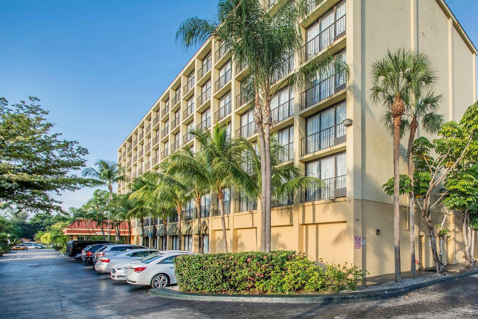 North Miami Beach Gardens Inn & Suites (Adults Only) Exterior photo