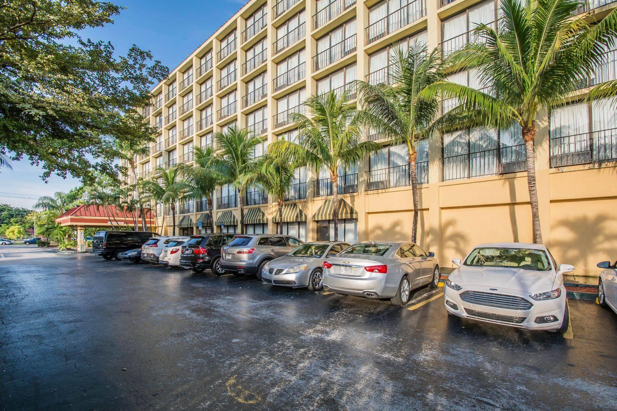 North Miami Beach Gardens Inn & Suites (Adults Only) Exterior photo